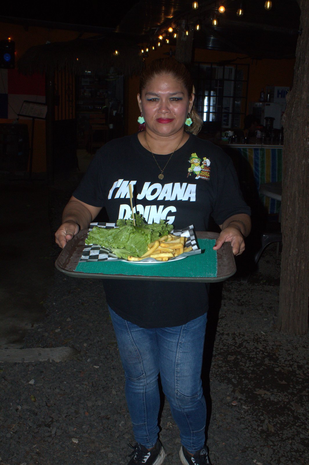 Mesera de La Huaca del Duende sirviendo un plato de la casa